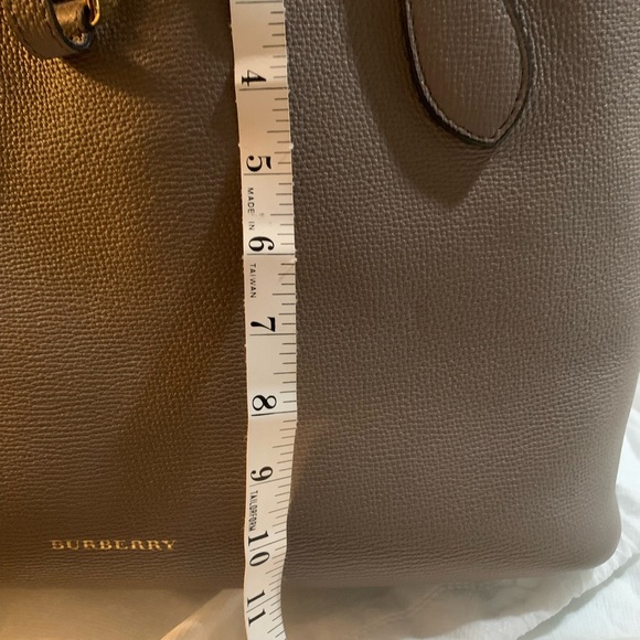 Absolutely stunning Big Burberry Bag - Picture 11 of 12